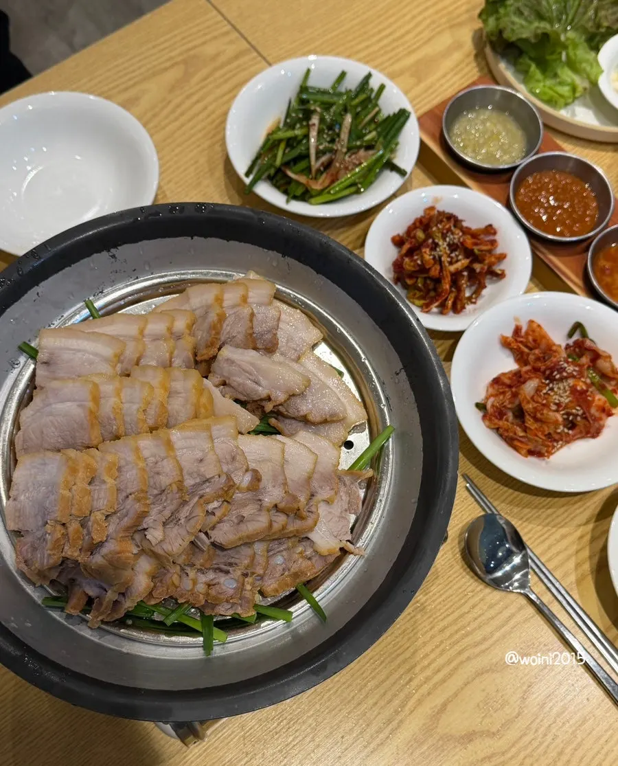 Sindorim Sambaekga bossam and kalguksu meal