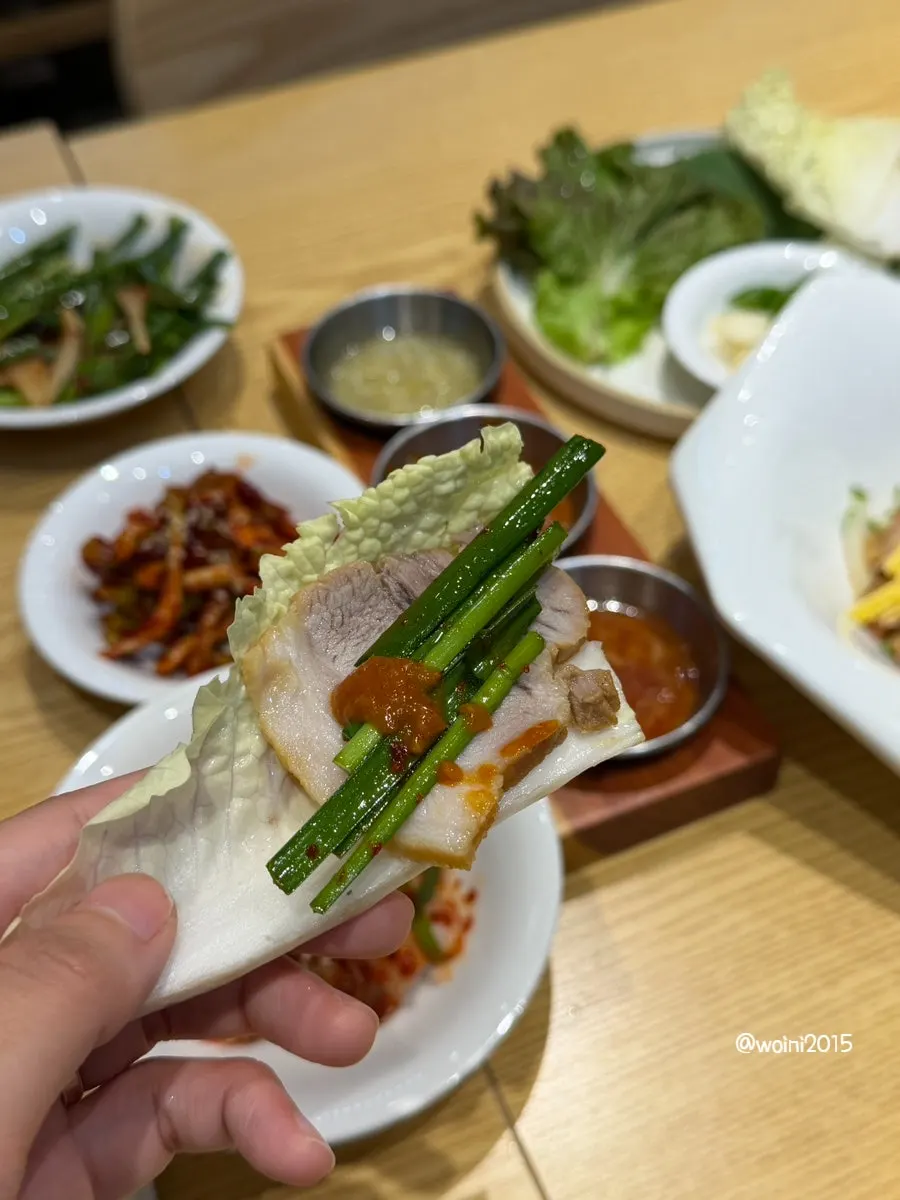 Moist bossam with accompanying side dishes