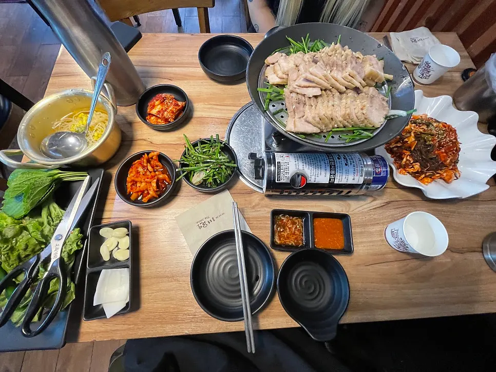 공깃밥을 곁들인 보쌈 주문