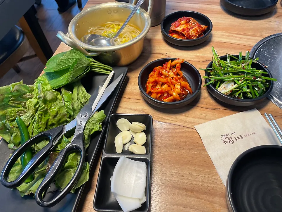 콩나물국과 김치 밑반찬