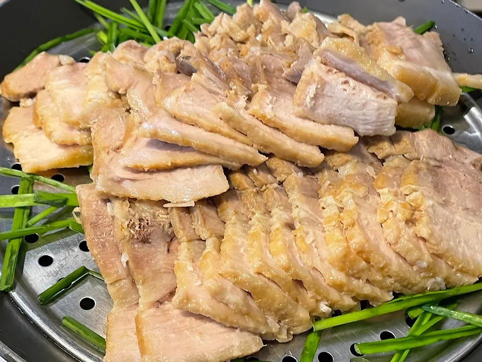 보쌈과 막국수를 함께 먹는 조합
