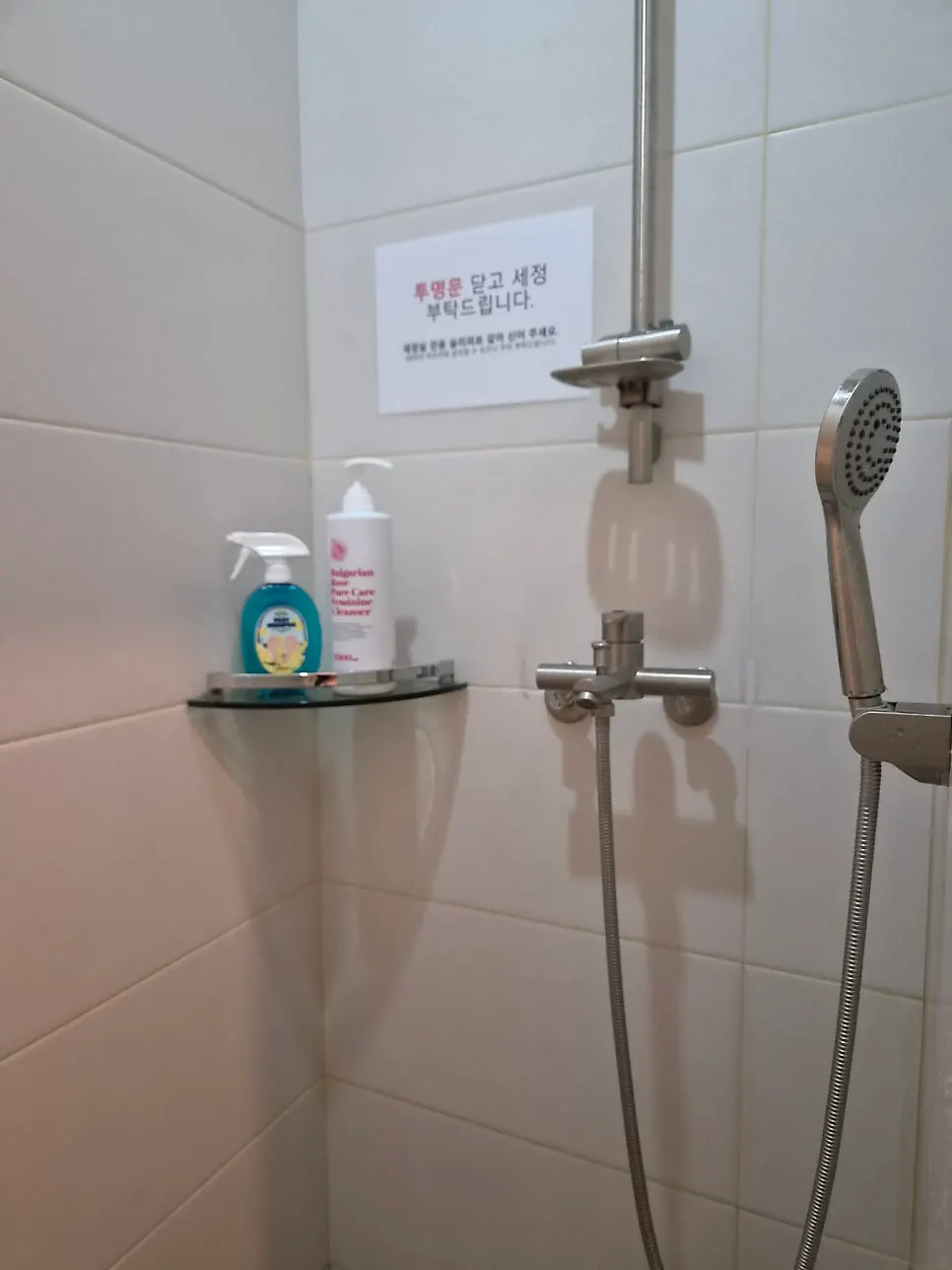 Private individual shower room at Waxing Lounge Sindorim Branch