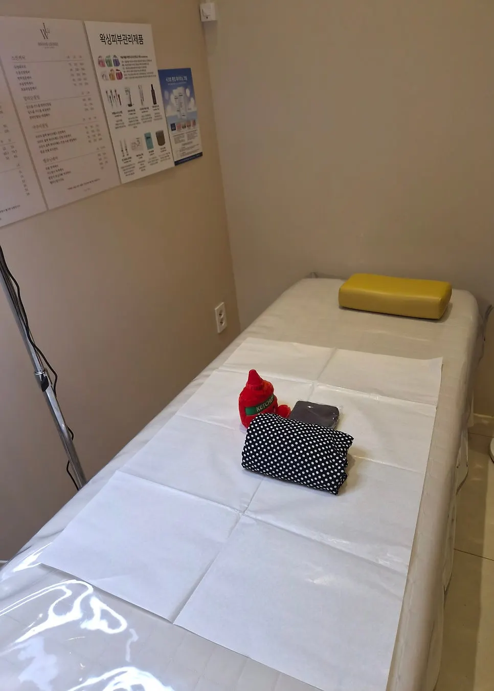 Treatment bed and neatly arranged waxing tools
