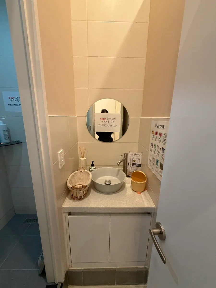 Treatment room tidied up after waxing