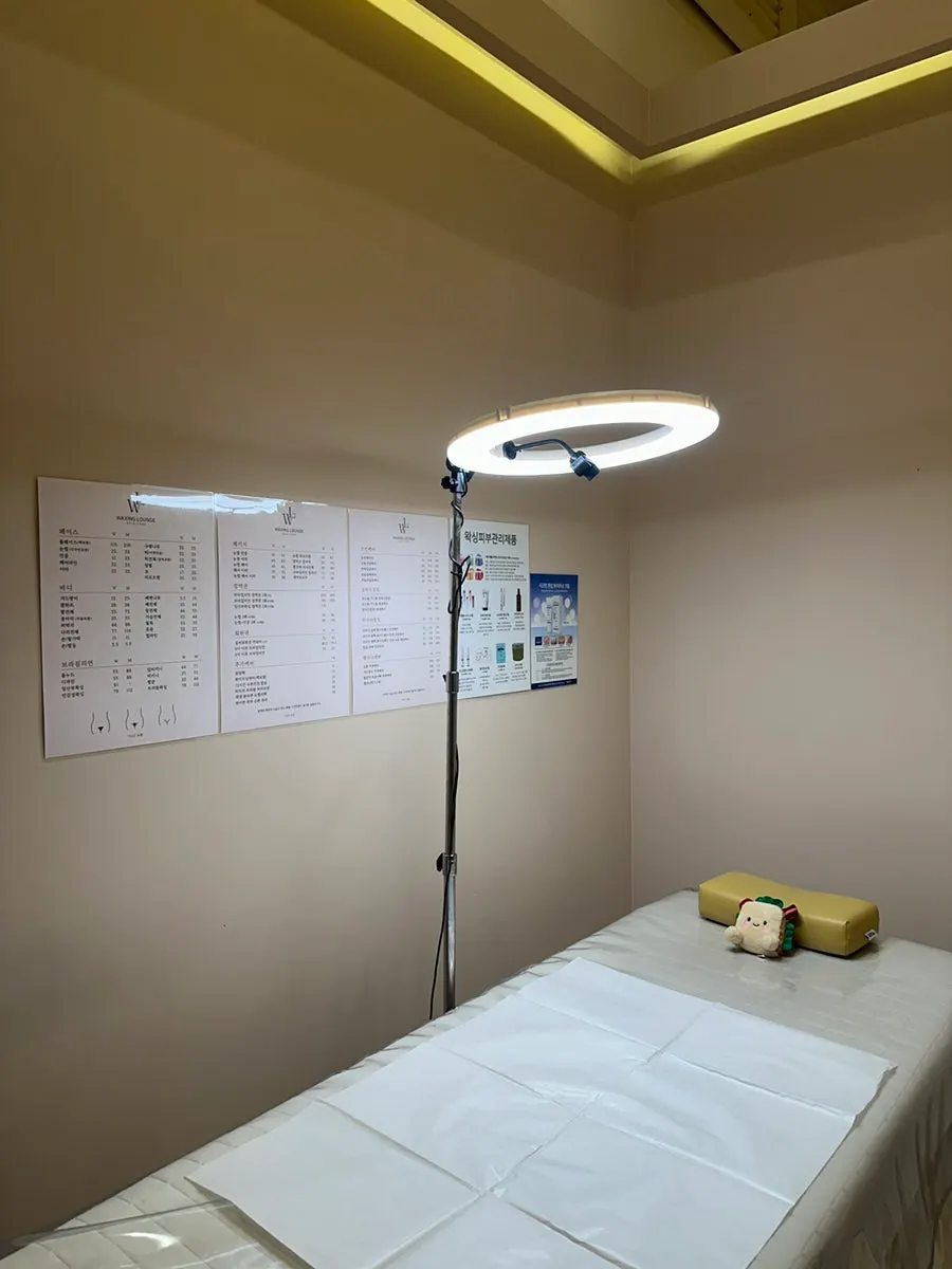 룸에 연결된 간이 샤워실과 세면대