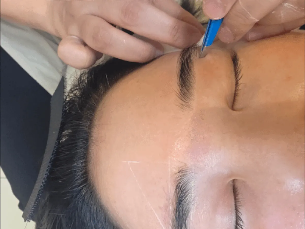 Eyebrow waxing treatment following the mapped lines