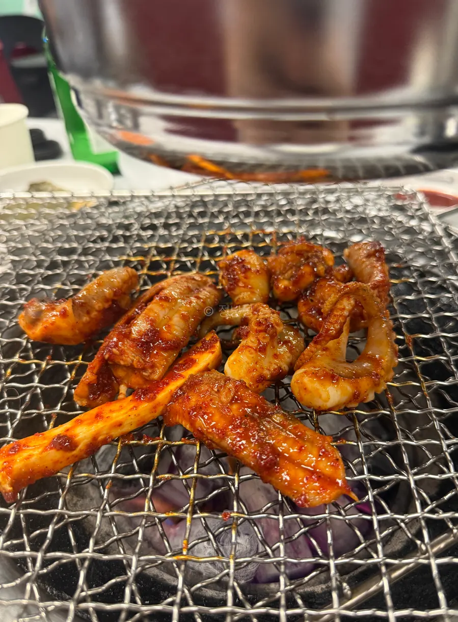 The chewy texture of kkomjangeo and webfoot octopus