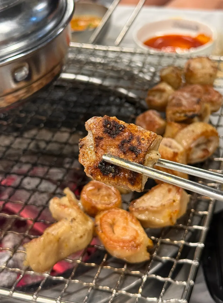 Unseasoned old-style makchang grilling until golden