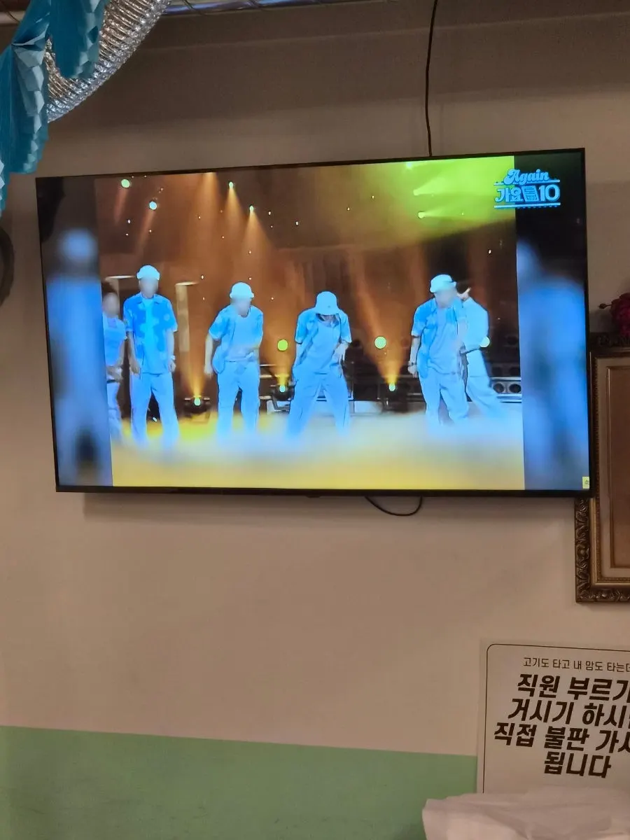 포차 분위기의 실내 소품과 벽면 장식