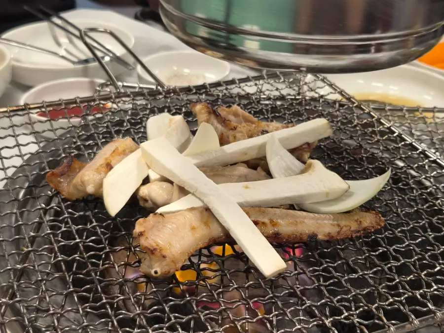 자연산 소금구이 왕꼼장어 1인분 상차림