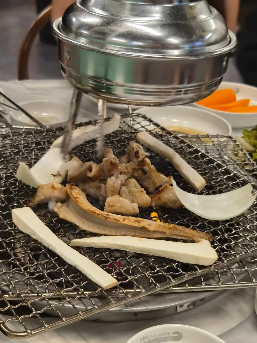 숯불에서 익어가는 왕꼼장어