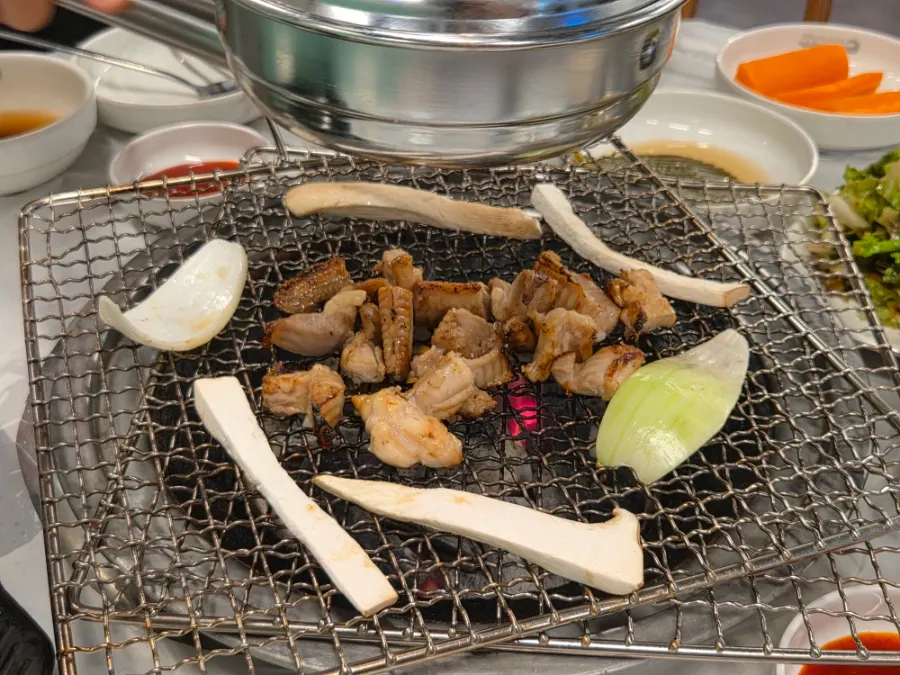 다 익은 소금구이 꼼장어 클로즈업