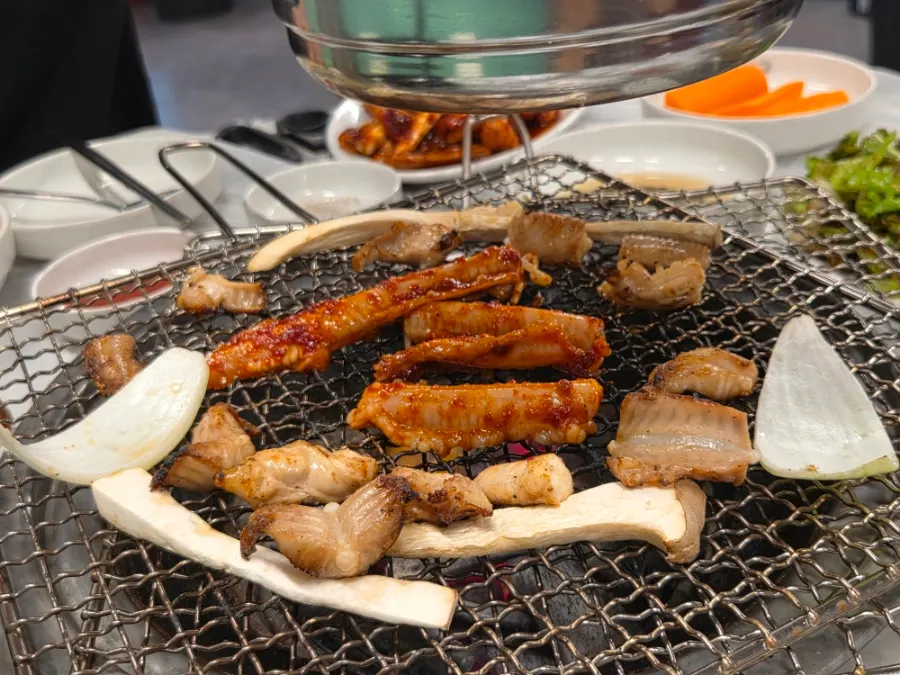 숯불에 올린 양념 꼼장어