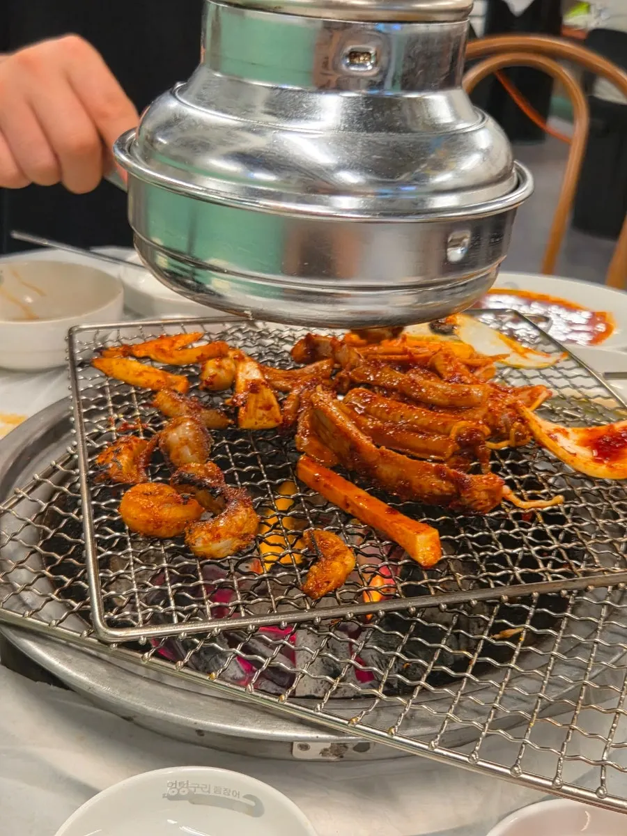 매콤하게 익은 양념 꼼장어 클로즈업
