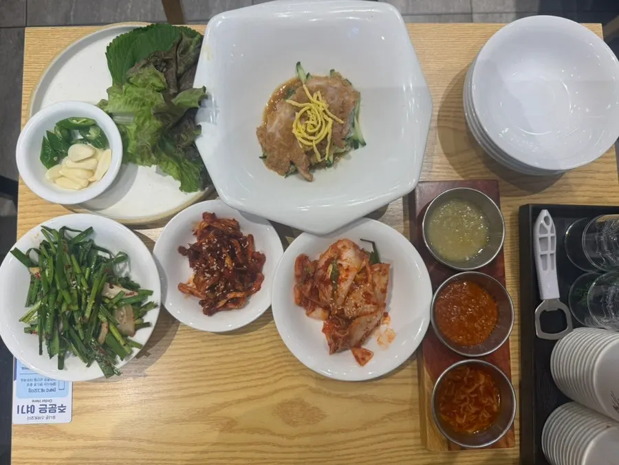Mustard-sauce cold appetizer plate