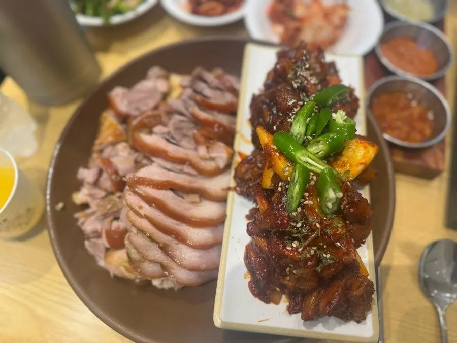 Half-and-half set with jokbal and fire jokbal together