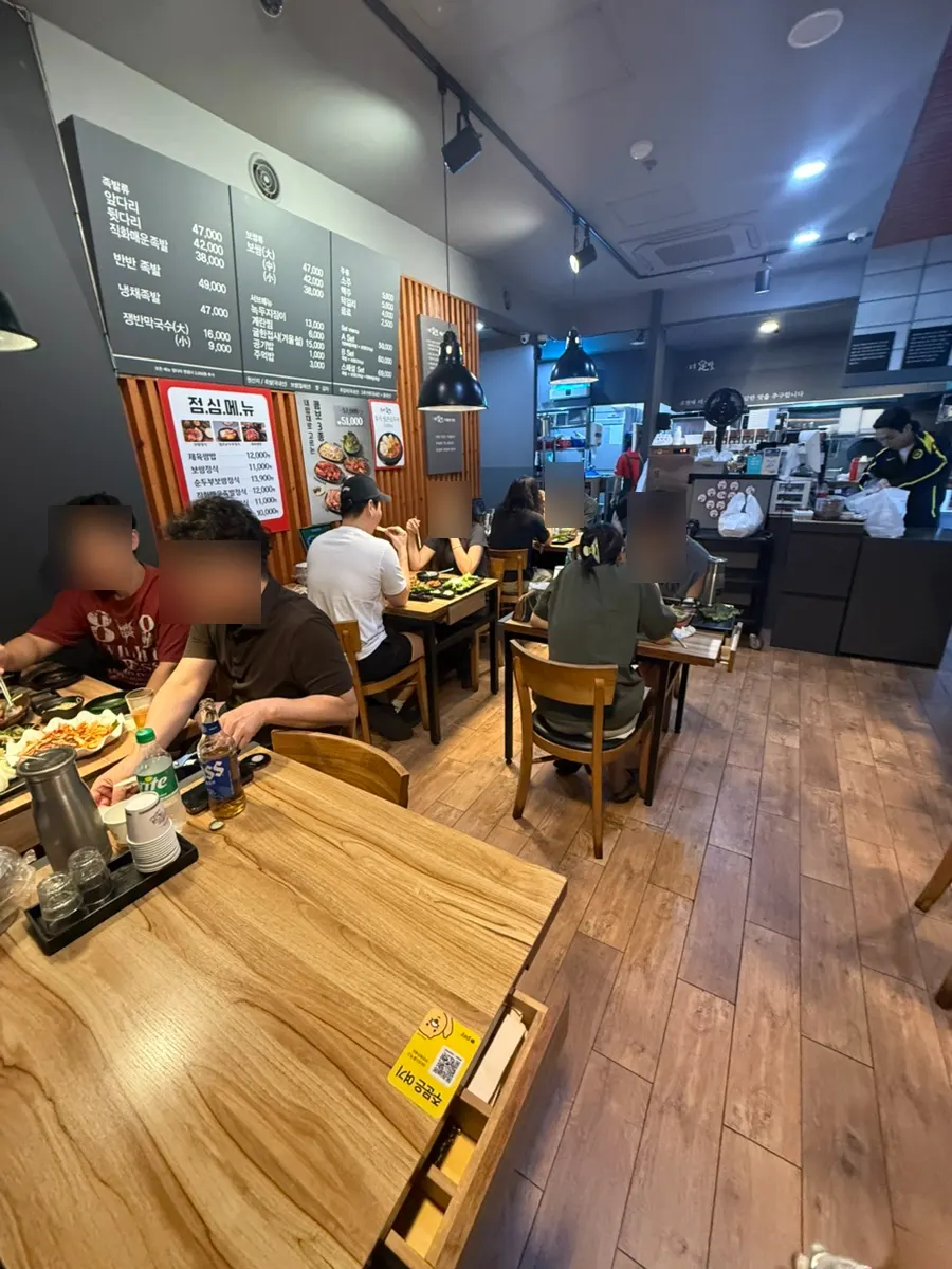 Table for four at The Jokbal Sindorim Main Branch