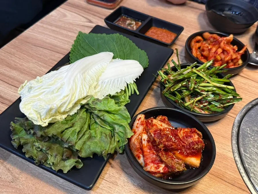 Complimentary side dishes served with jokbal