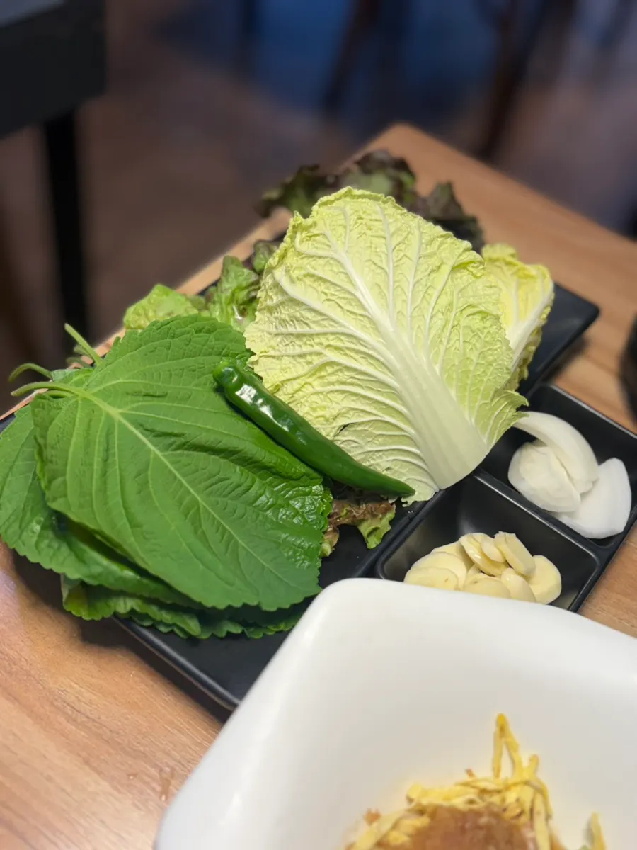 A plate of complimentary cold jokbal