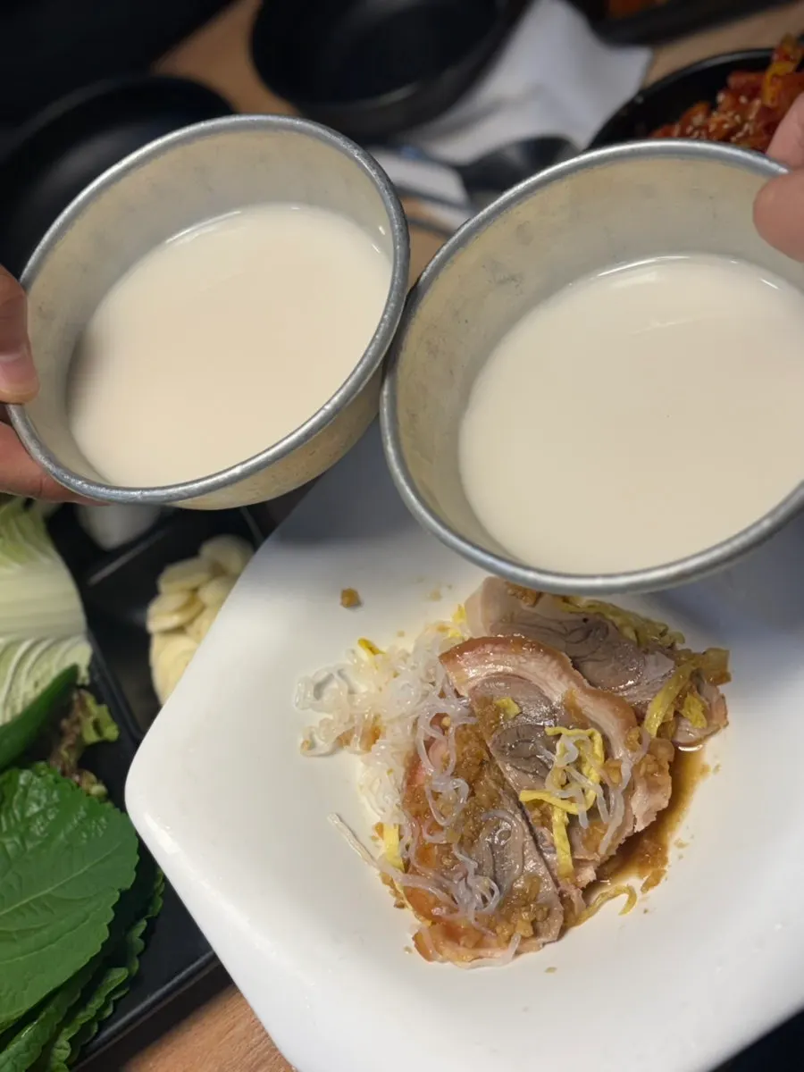 Cold jokbal served alongside makgeolli