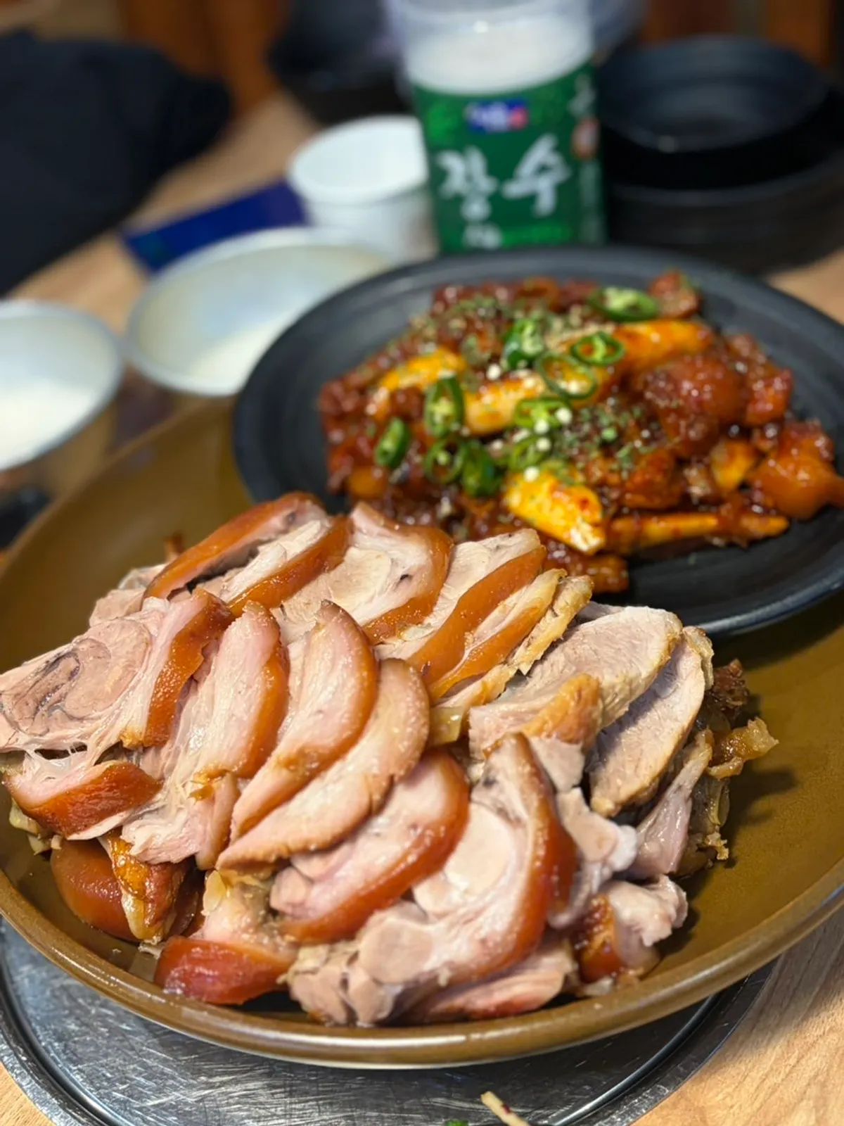 Front-leg half-and-half jokbal with regular and spicy sides together