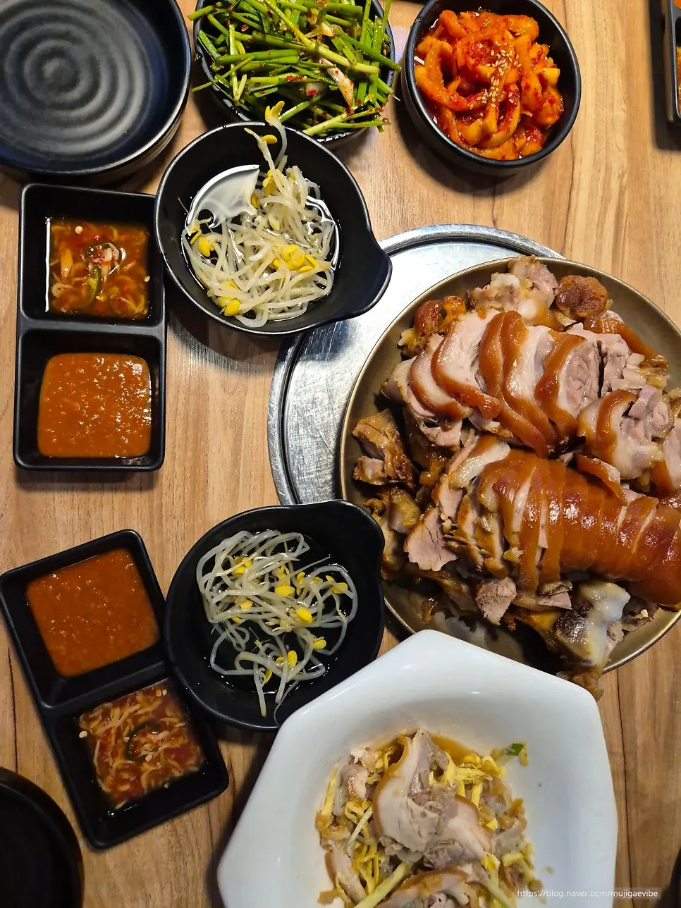 A plate of front leg jokbal served whole