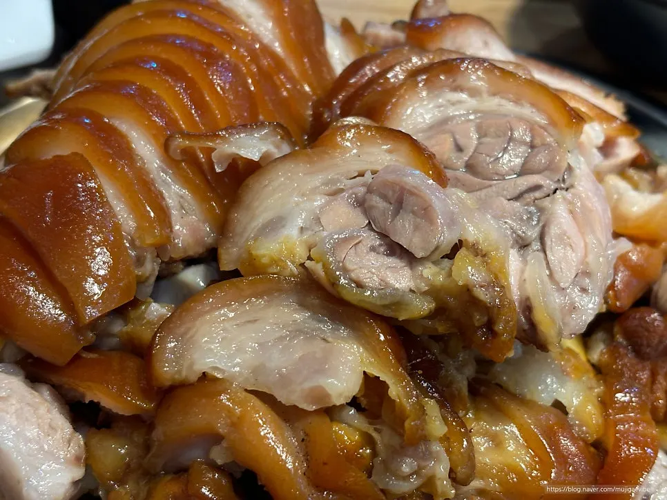 Steaming plate of warm jokbal