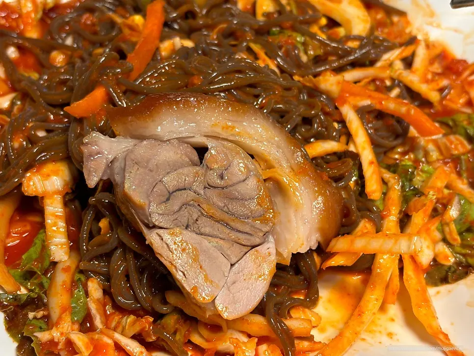 Jokbal and jaengban makguksu served together