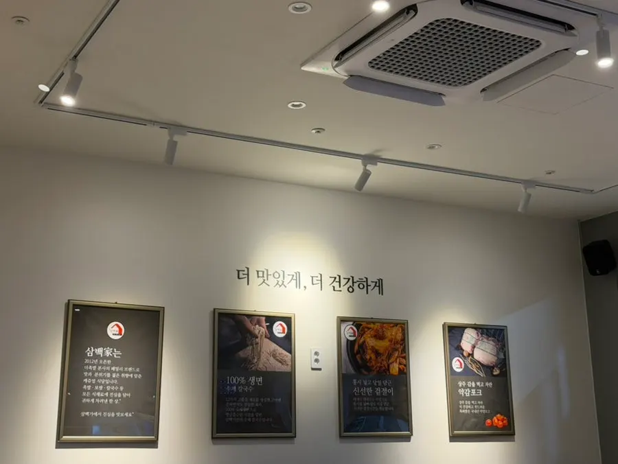 손님으로 가득한 홀 좌석 풍경