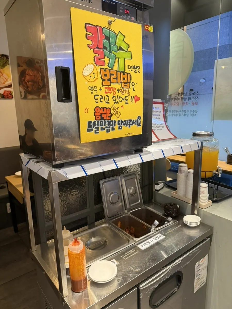 벽면에 걸린 가게 소개 액자