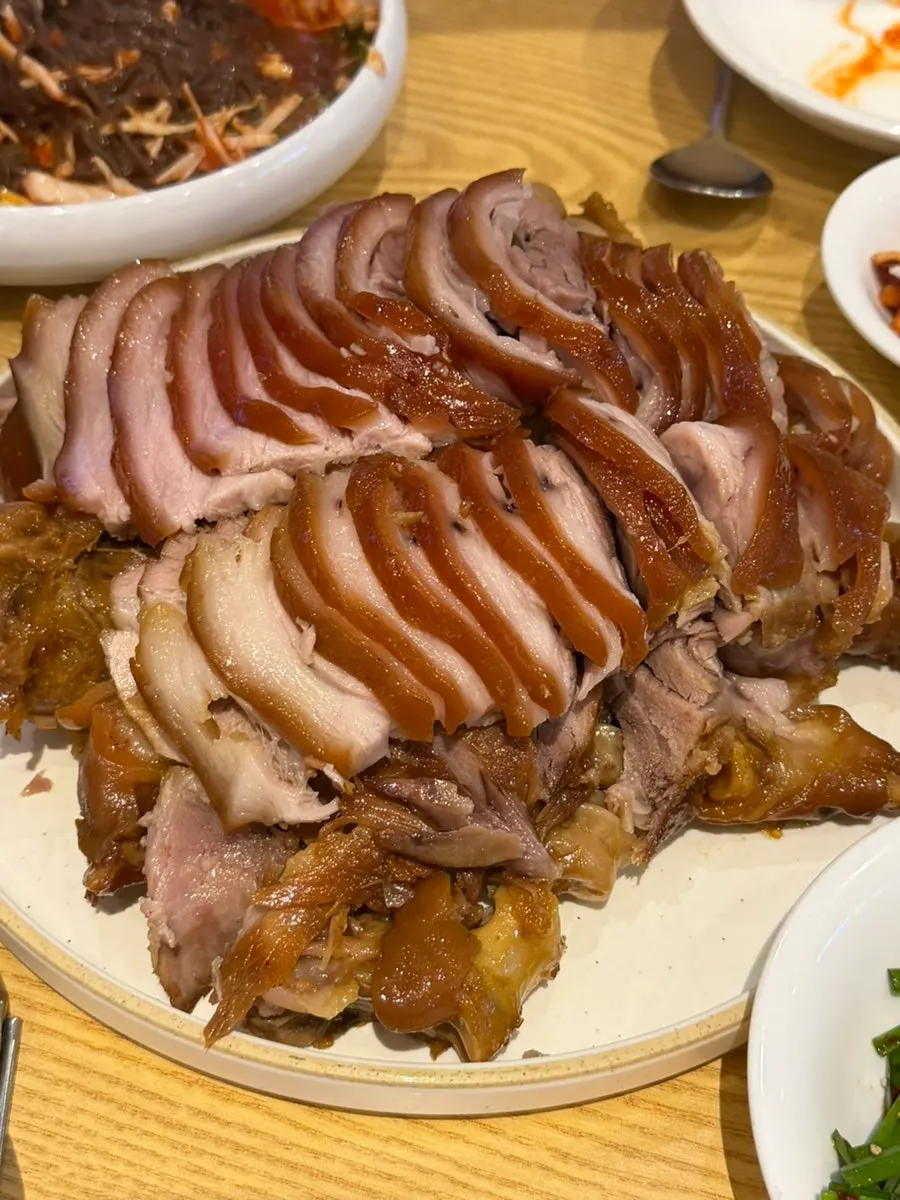 윤기 흐르는 삼백족발 한 접시