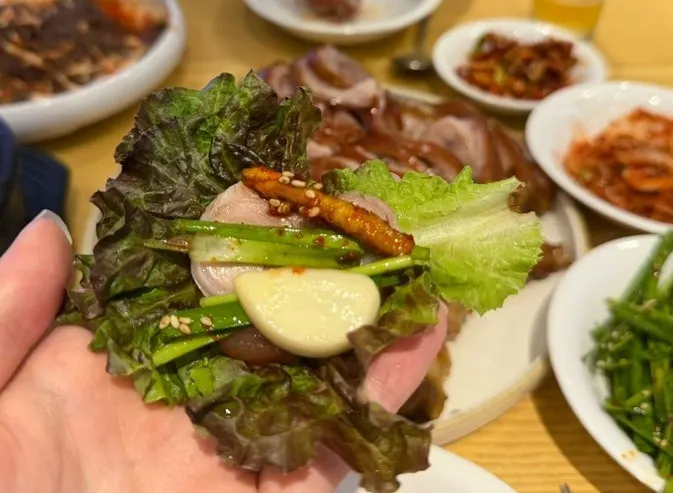 족발 쌈을 싸 먹는 모습