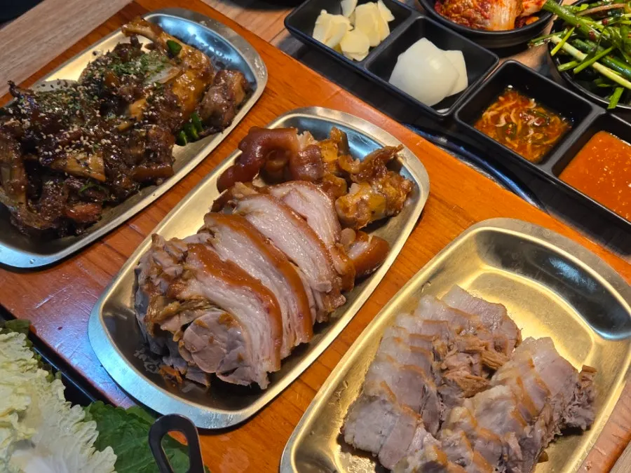 Close-up of jokbal including pieces still on the bone