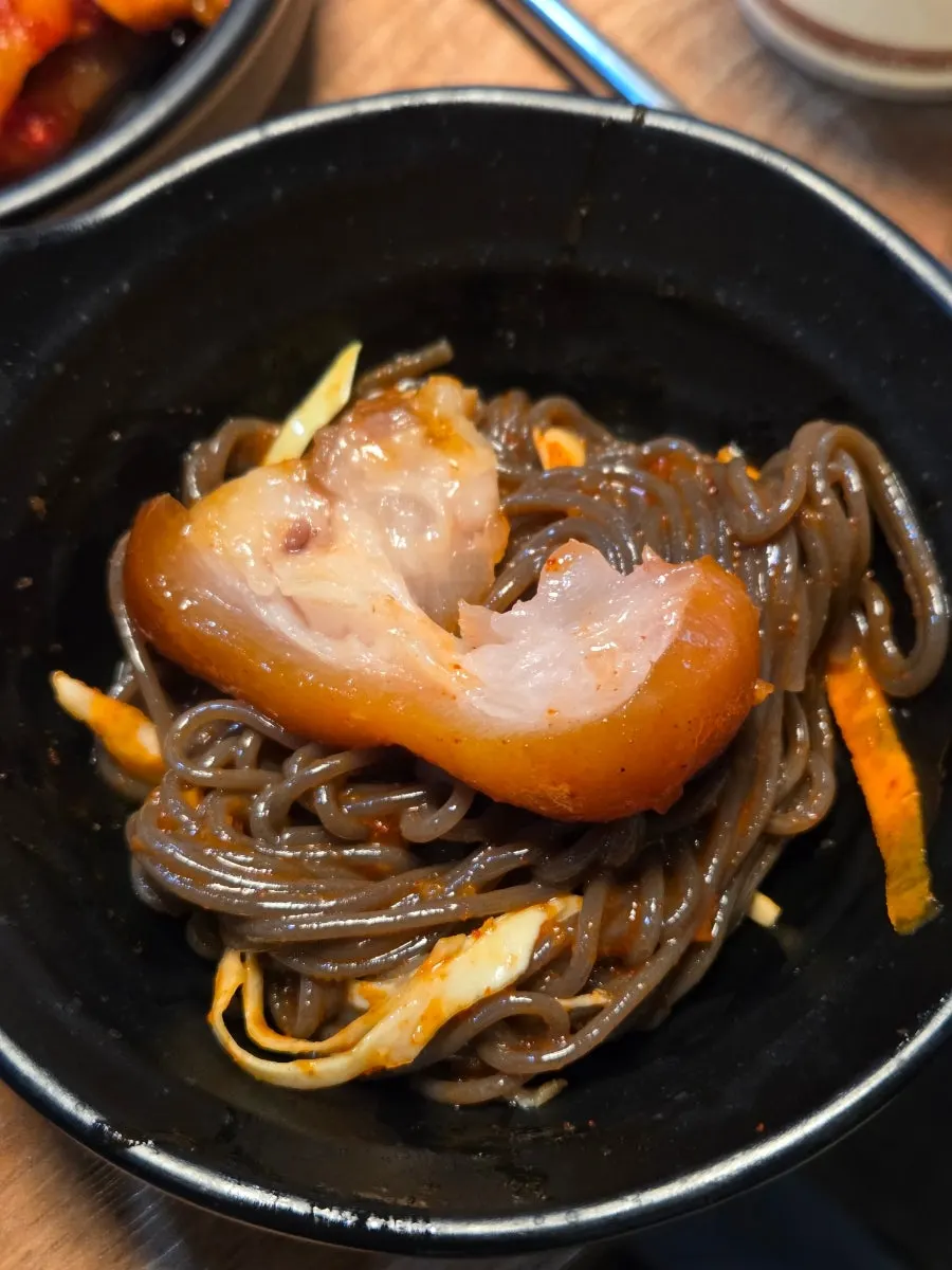 Makguksu mixed with vegetables