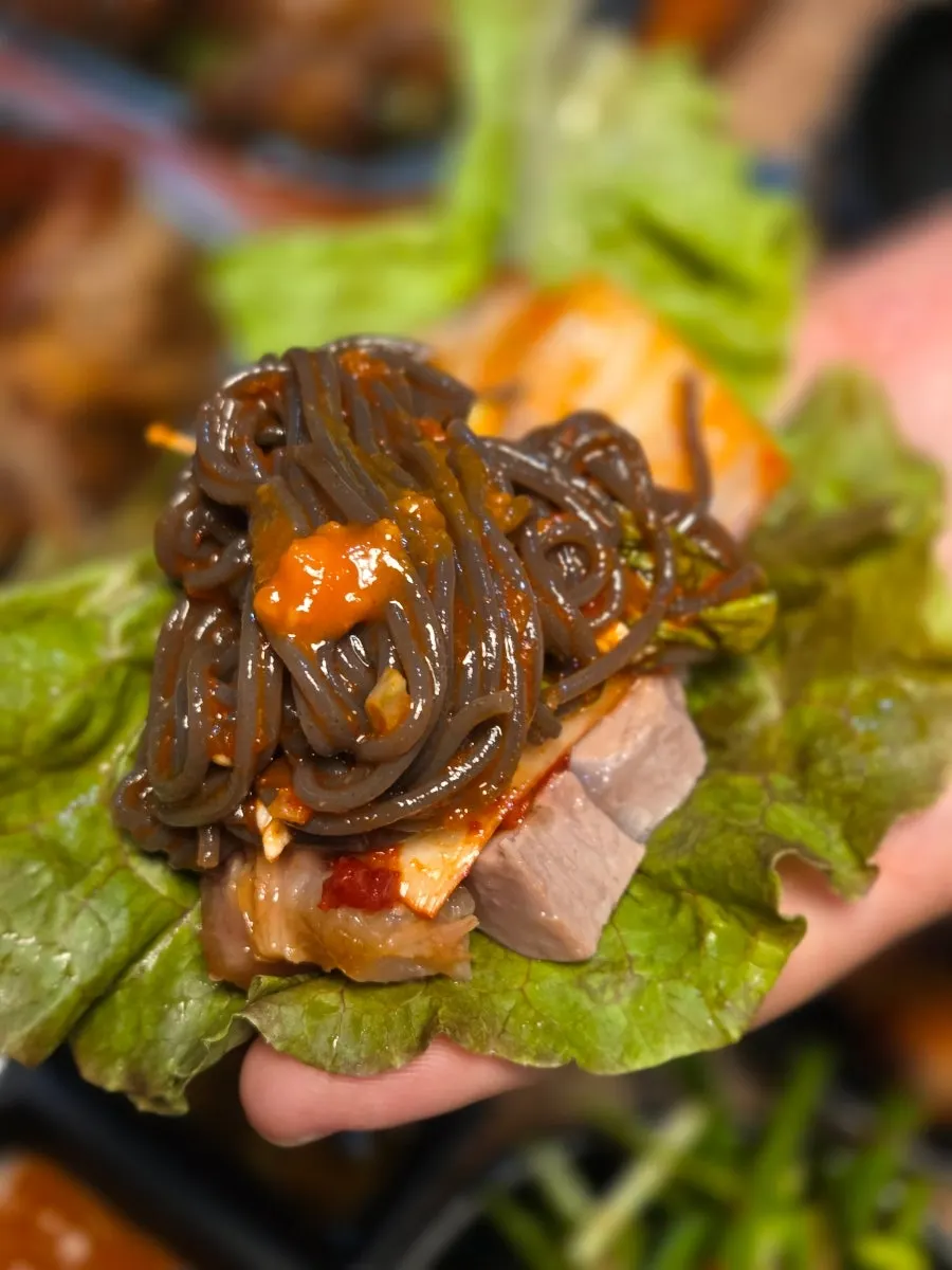 A piece of jokbal placed on top of the makguksu
