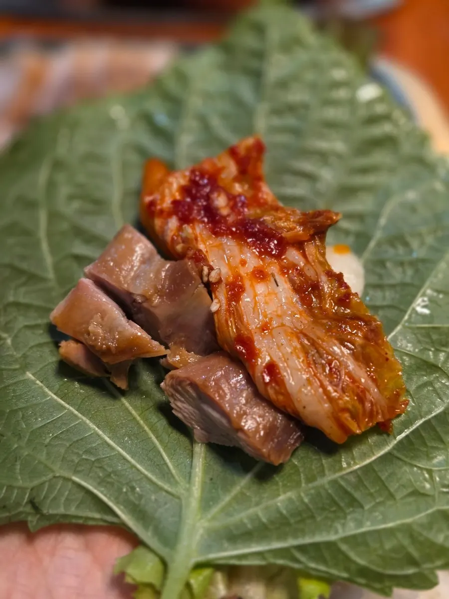 A bite combining jokbal and makguksu together