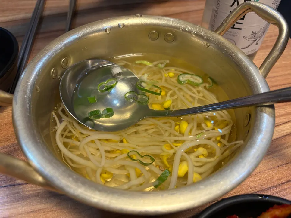 Guk frío de soja germinada y degustación de naengchae-jokbal
