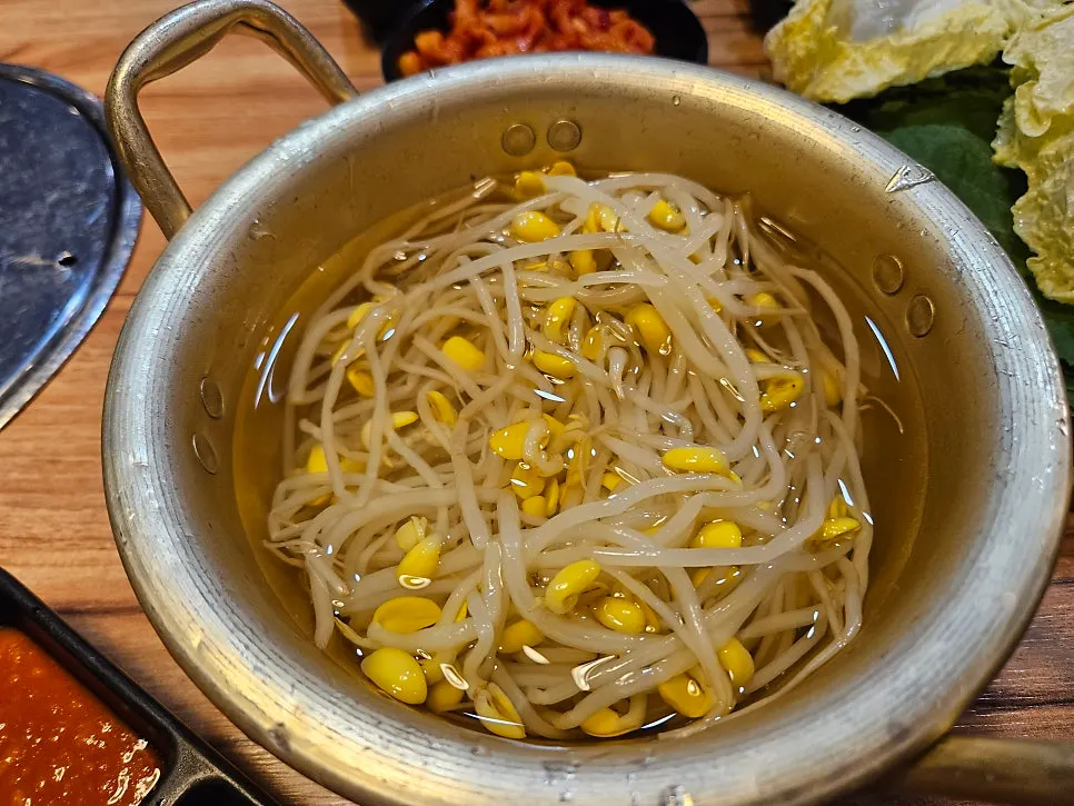콩나물국과 신선한 야채