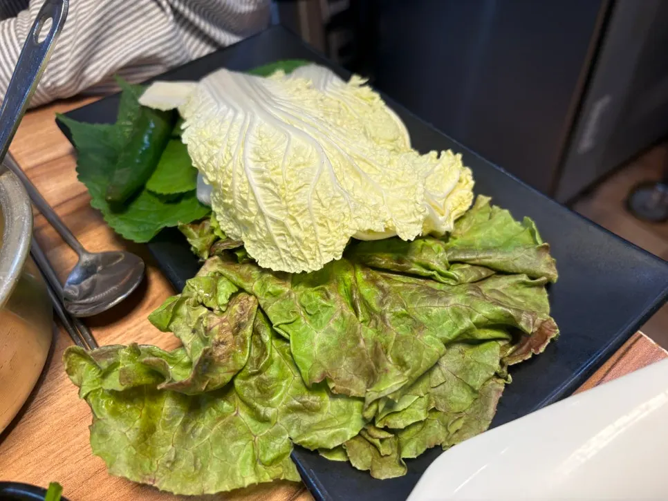Muchim de cebollino y kimchi de rábano como acompañamientos
