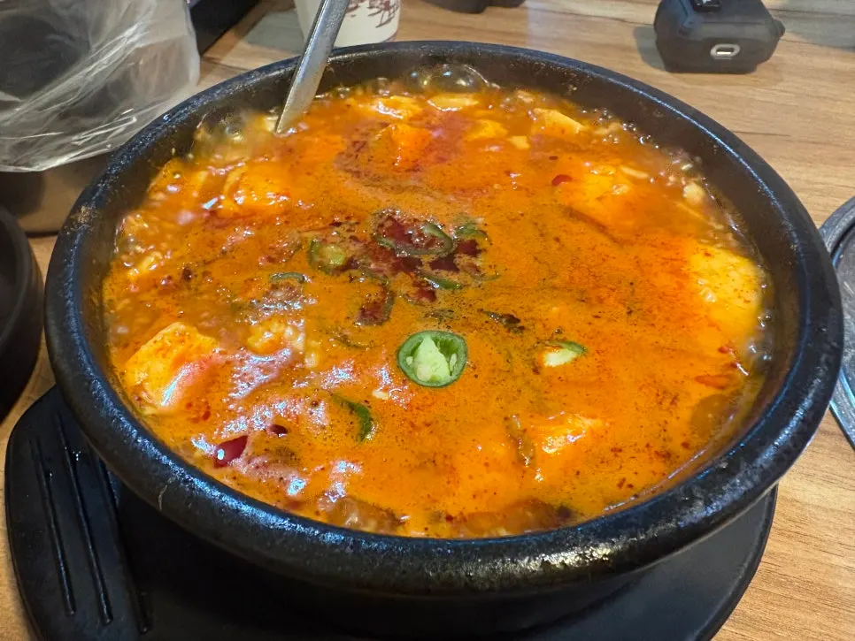 Sundubu-jjigae con tofu blando y huevo
