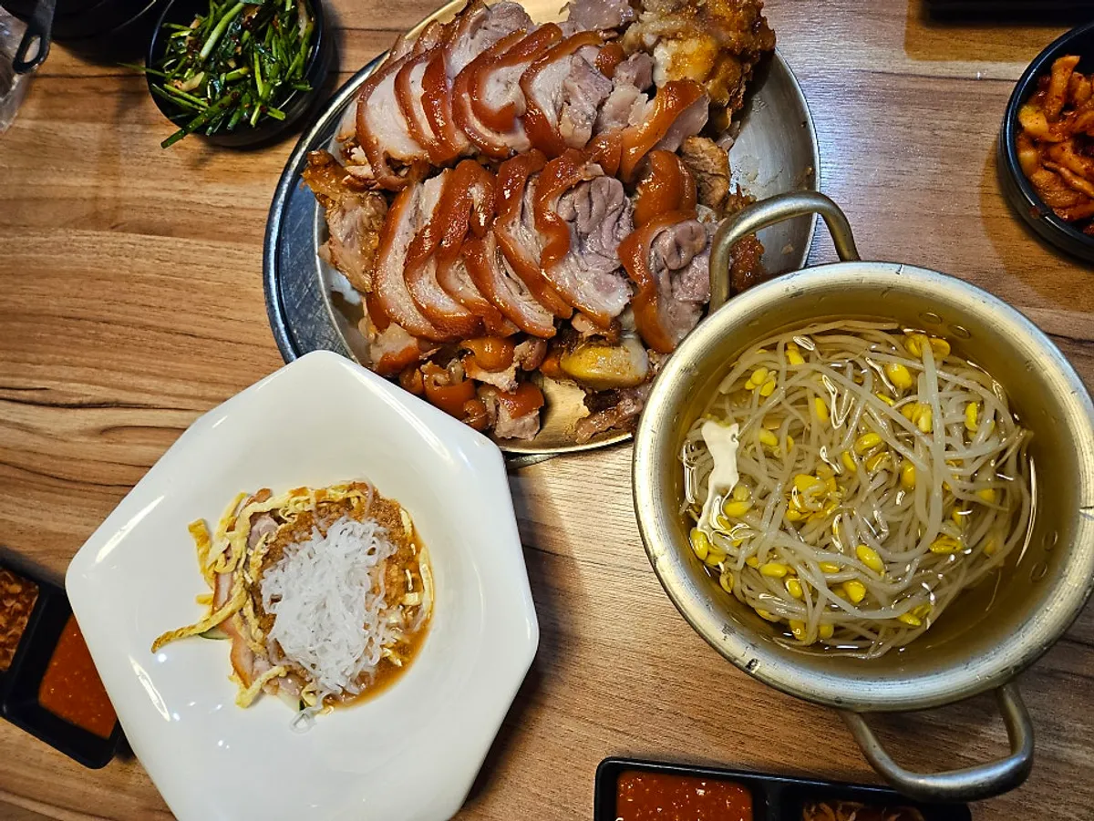 먹기 좋게 썬 앞다리 족발