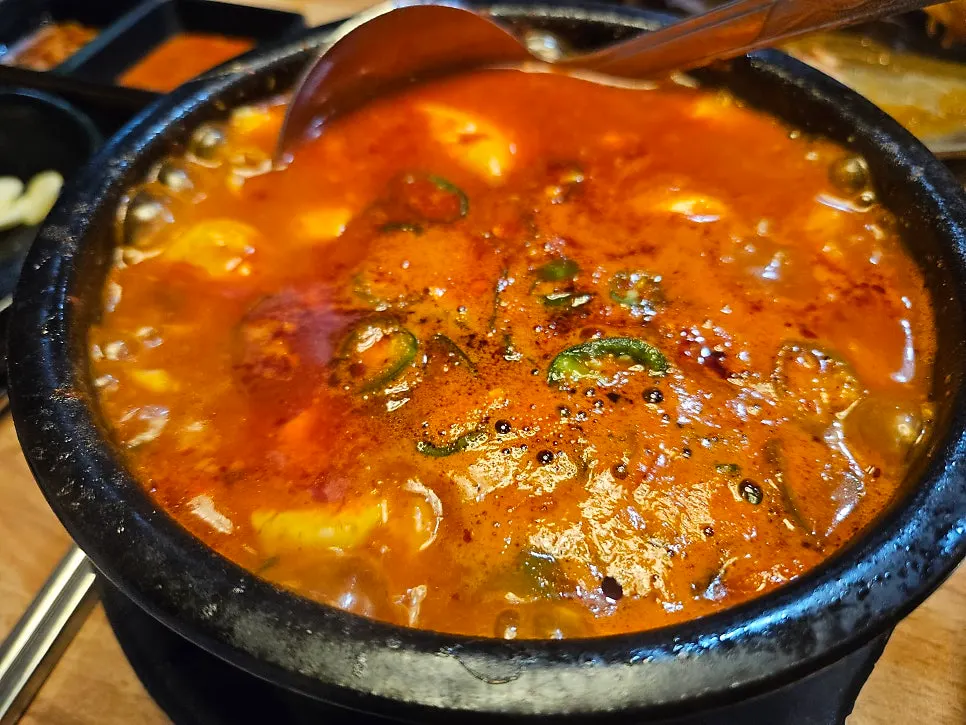 뚝배기에 끓여 나온 얼큰순두부