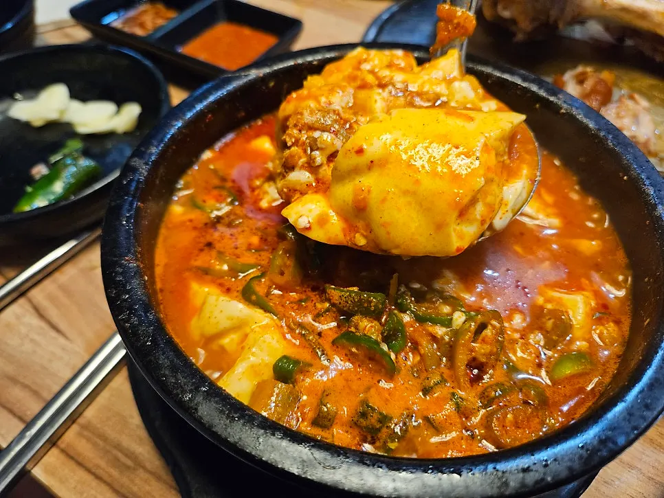 족발과 얼큰순두부 식사 조합