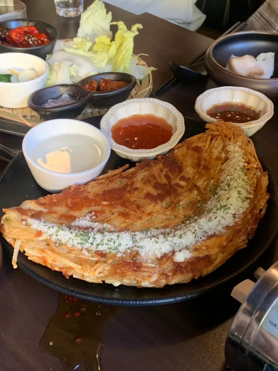 두툼하게 썰려 나온 무근지 시그니처 수육