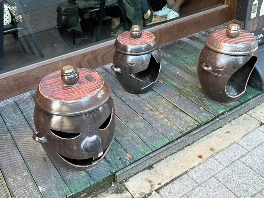 Korean Suljip Mugeunji sign and earthenware jars at the entrance