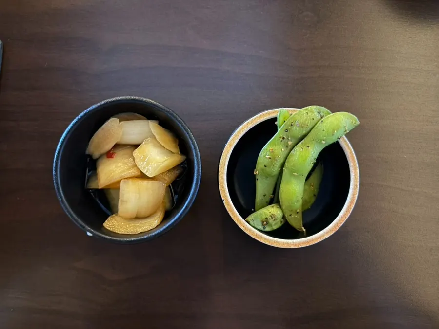 Basic side dishes of pickled onion and green peas