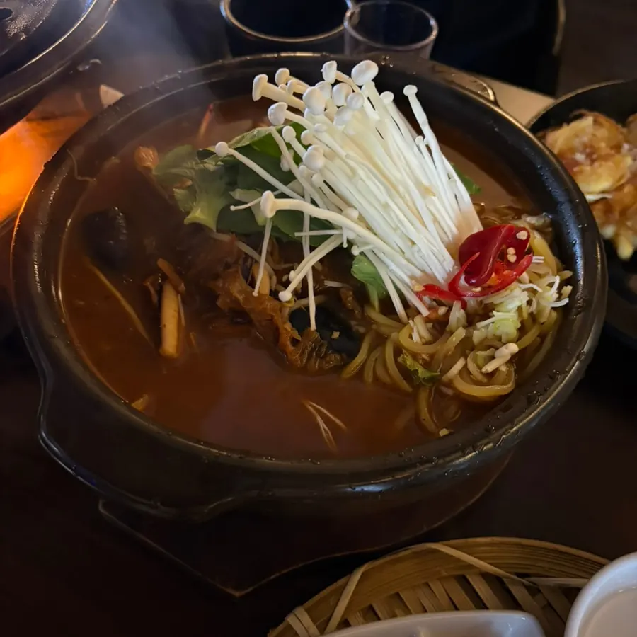 Spicy and sharp aged kimchi jjamppong