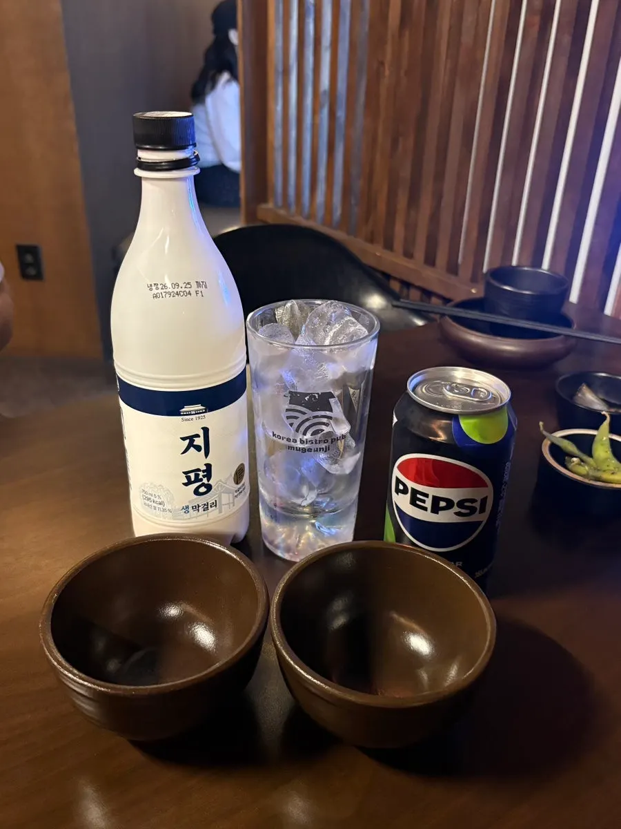 수육과 전 세트에 곁들인 막걸리