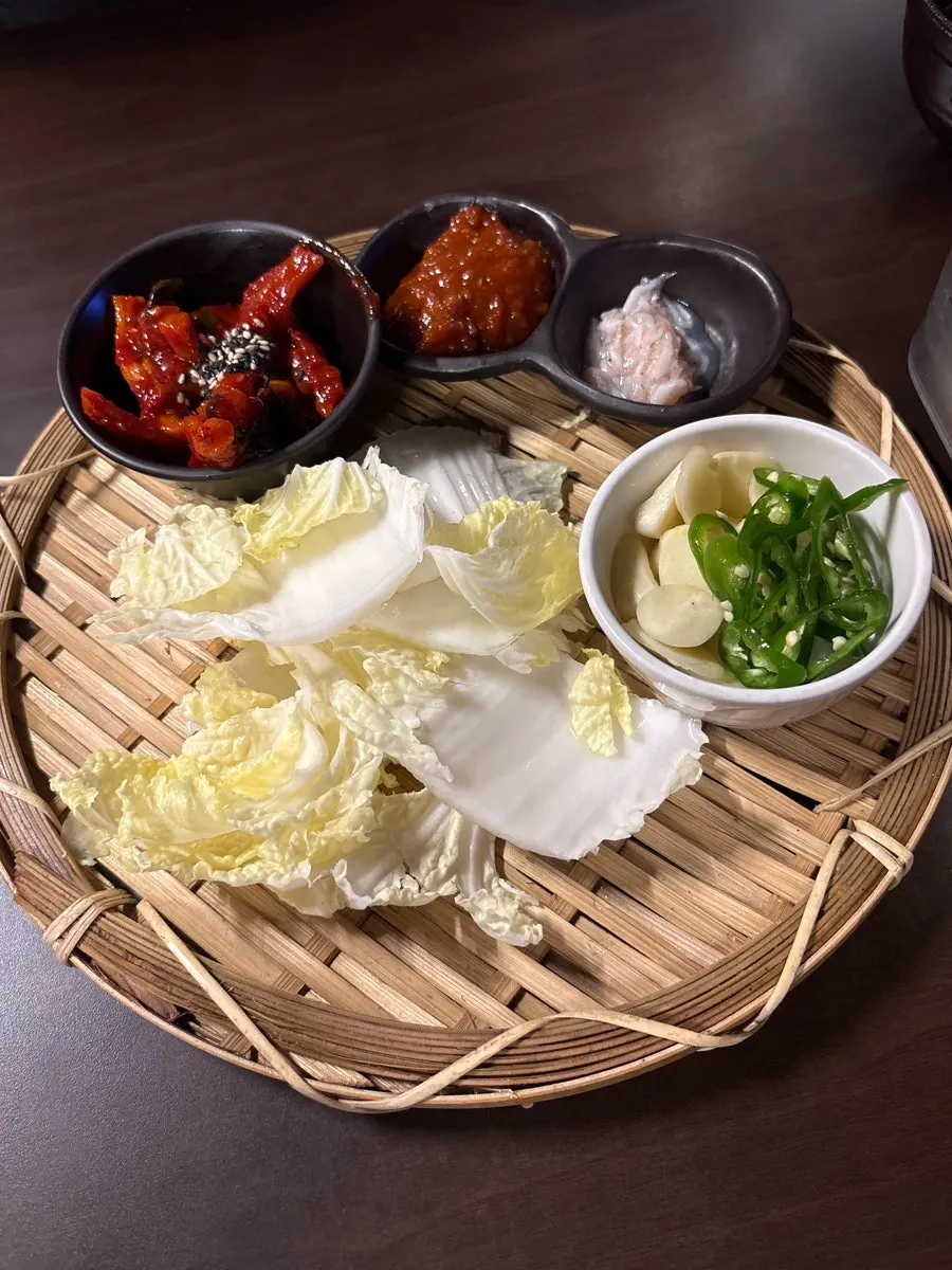 수육과 알배추 곁들임 구성