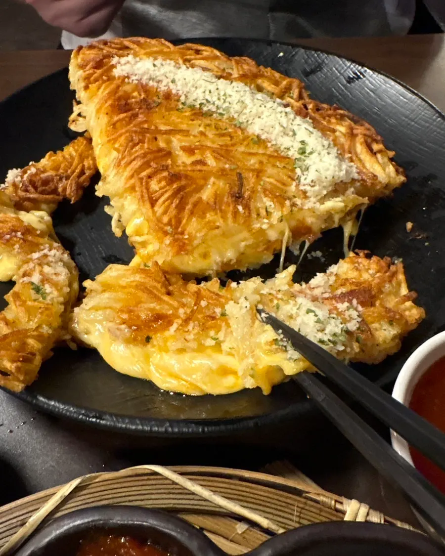 고소한 치즈 감자전 한 조각